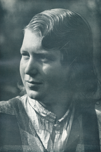 716618 Portret van een jonge vrouw, vermoedelijk in de Jordaan te Amsterdam.